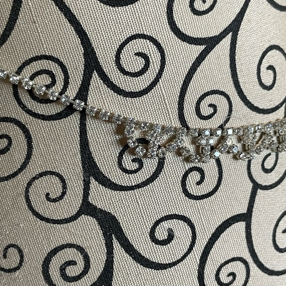Small silver rhinestone costume necklace - Picture 3 of 5